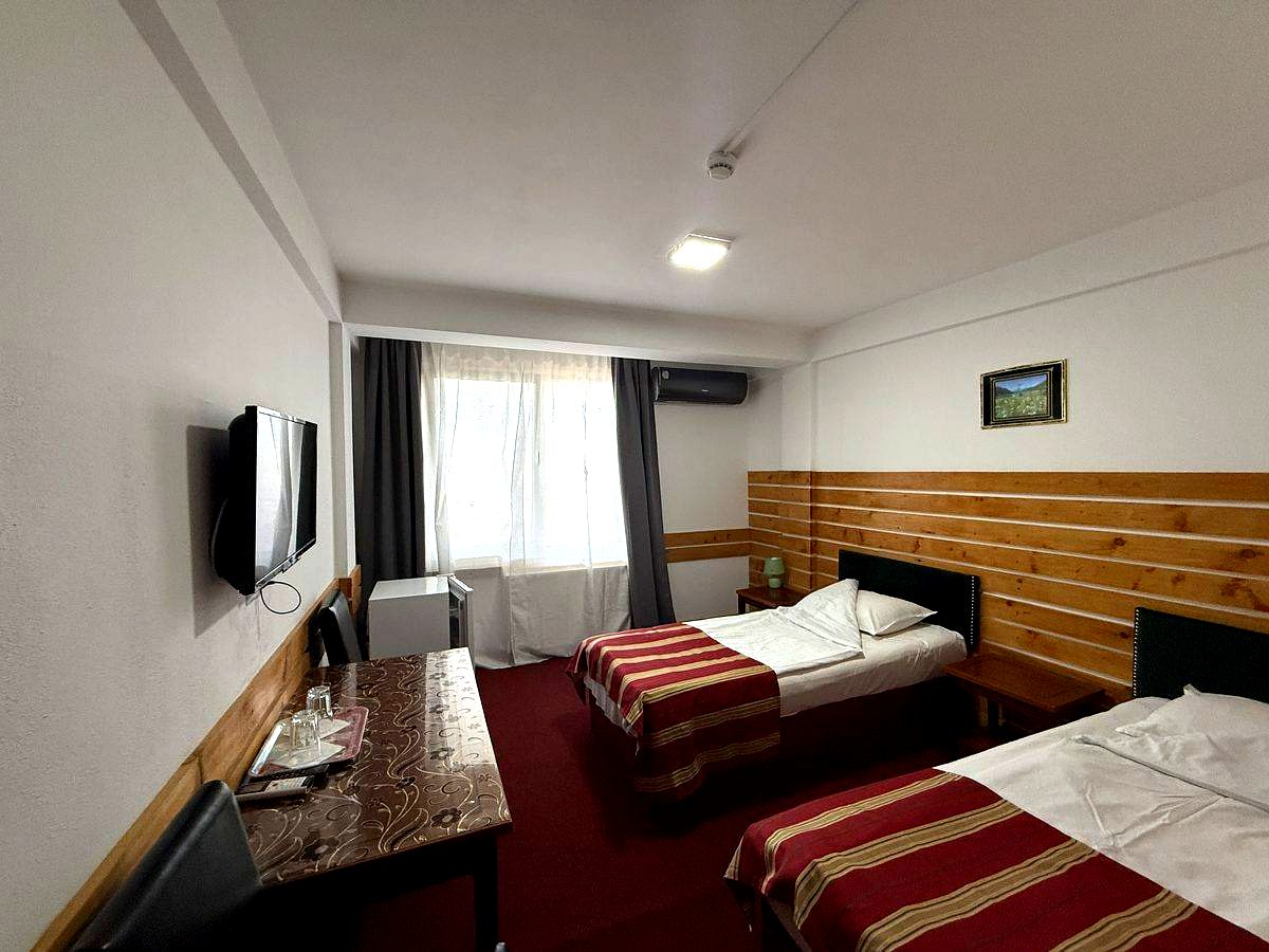 Cameră dublă twin Corp A — Hostel Meteora Suceava