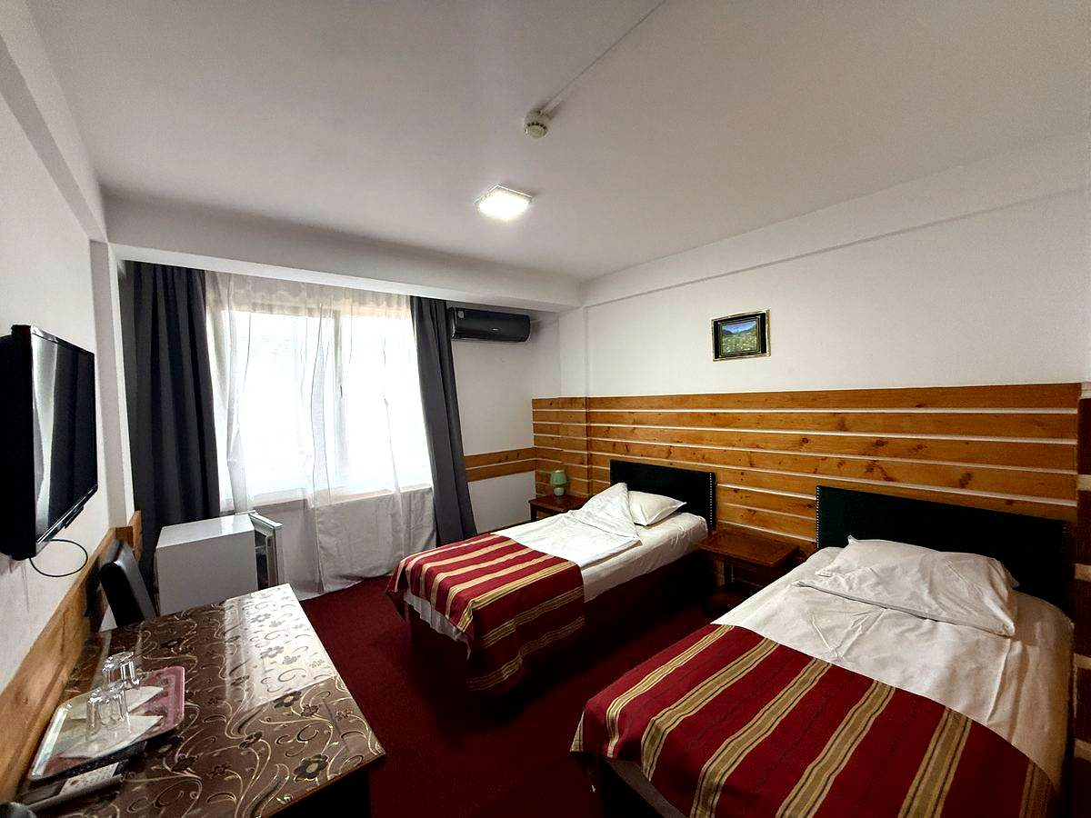 Cameră Corp A — spațioasă, covor roșu