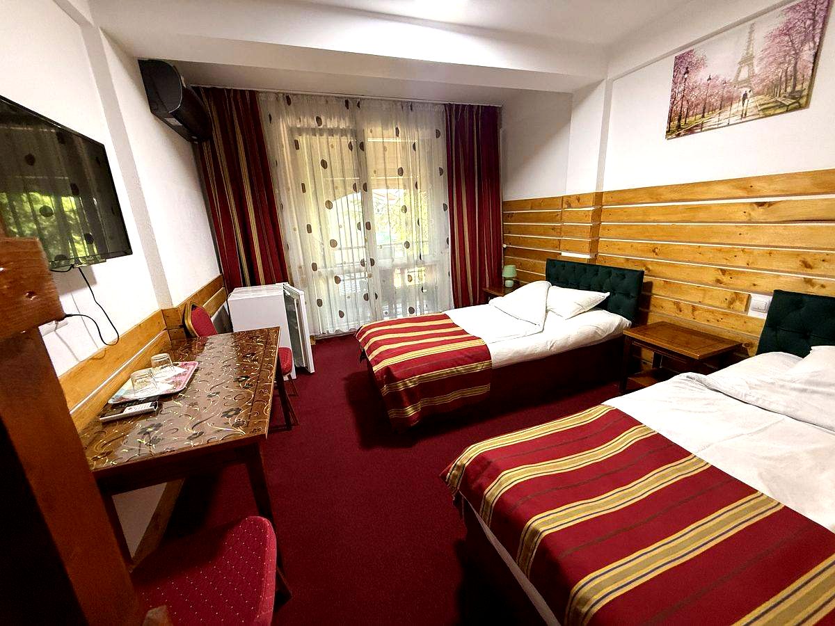 Cameră triplă Corp A — Hostel Meteora Suceava