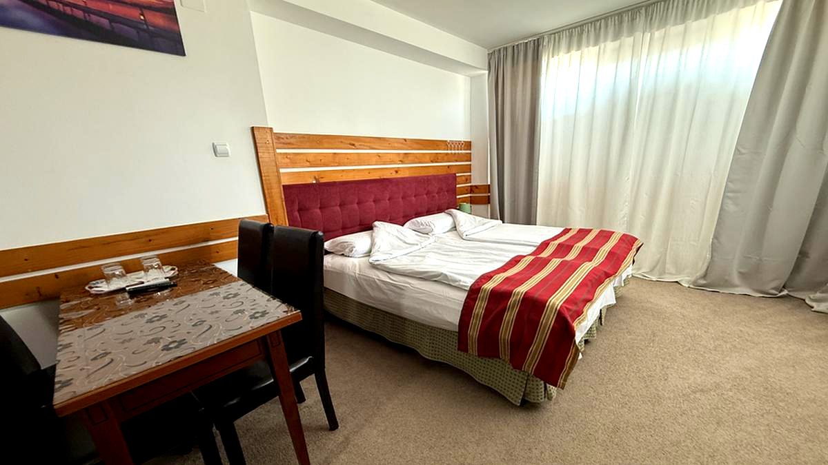 Cameră matrimonial Corp A — pat dublu, tăblie lemn