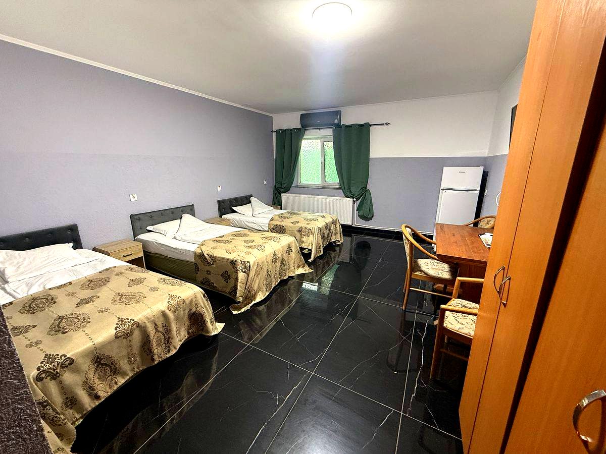 Cameră triplă Corp B Economy — Hostel Meteora Bis