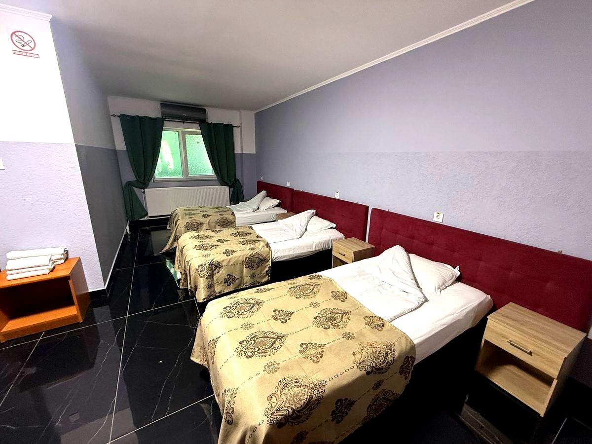 Cameră triplă Corp B — cu tăblie roșie