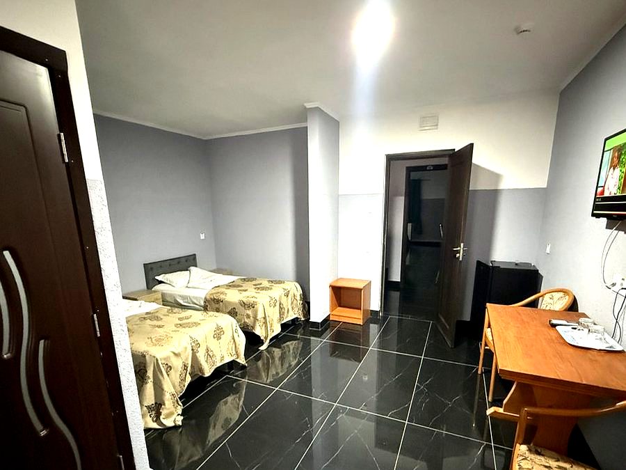 Detaliu paturi twin Corp B — lenjerie albă