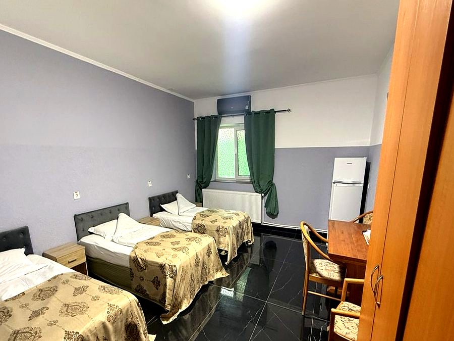 Cameră triplă Corp B — 3 paturi single, vedere apropiată