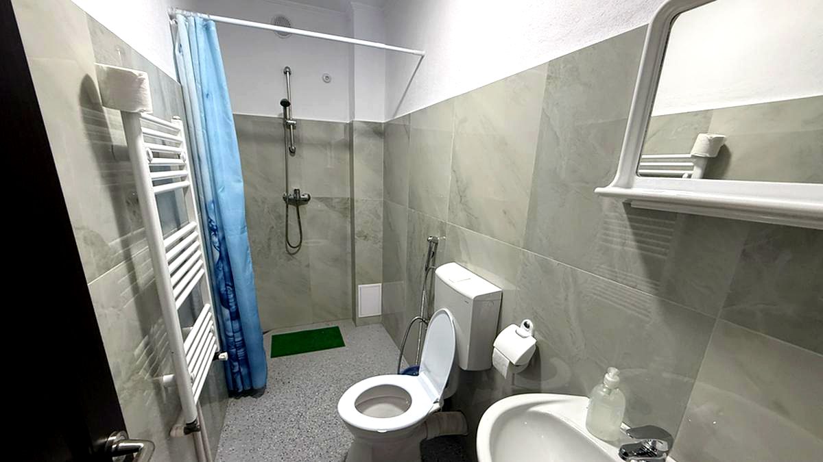 Baie modernă Corp B — gresie gri, duș, prosopar