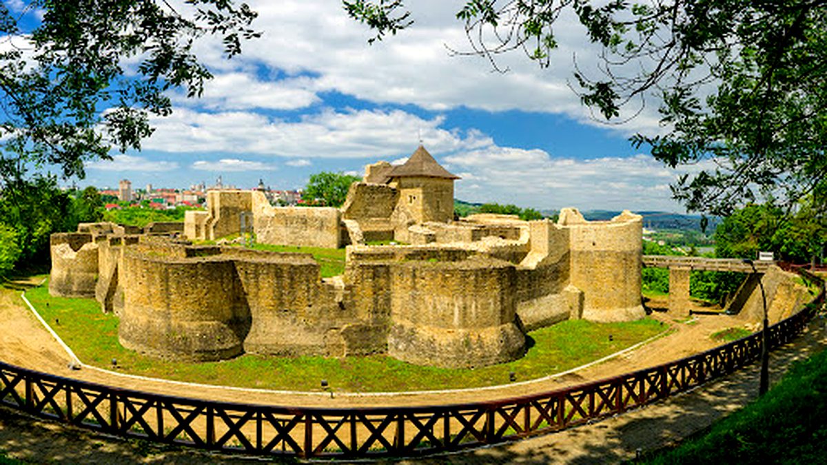 Cetatea de Scaun a Sucevei — Suceava, orașul cetății