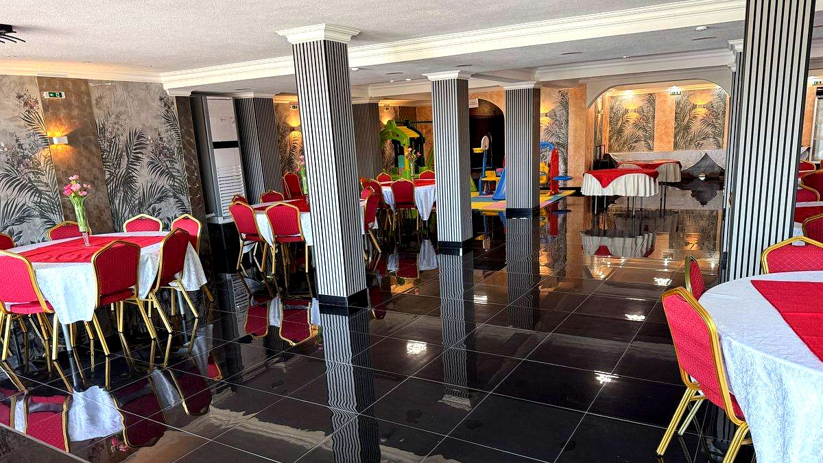 Sală club Meteora Suceava — podea neagră, coloane