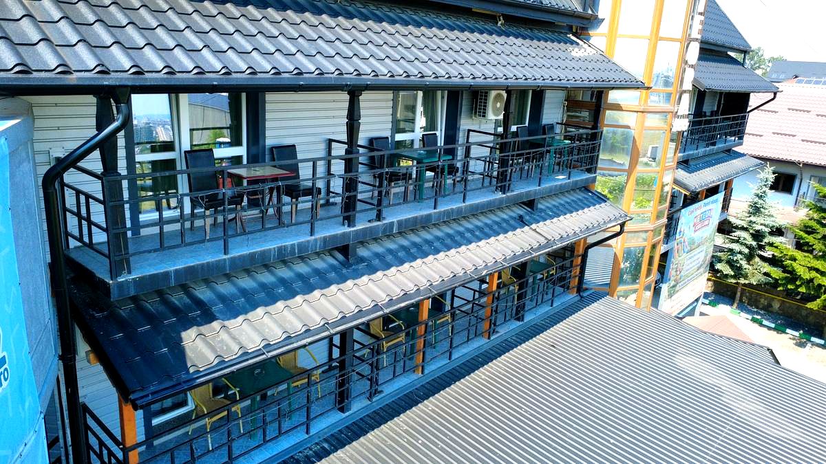 Balcoane Corp A Hostel Meteora — mobilier exterior