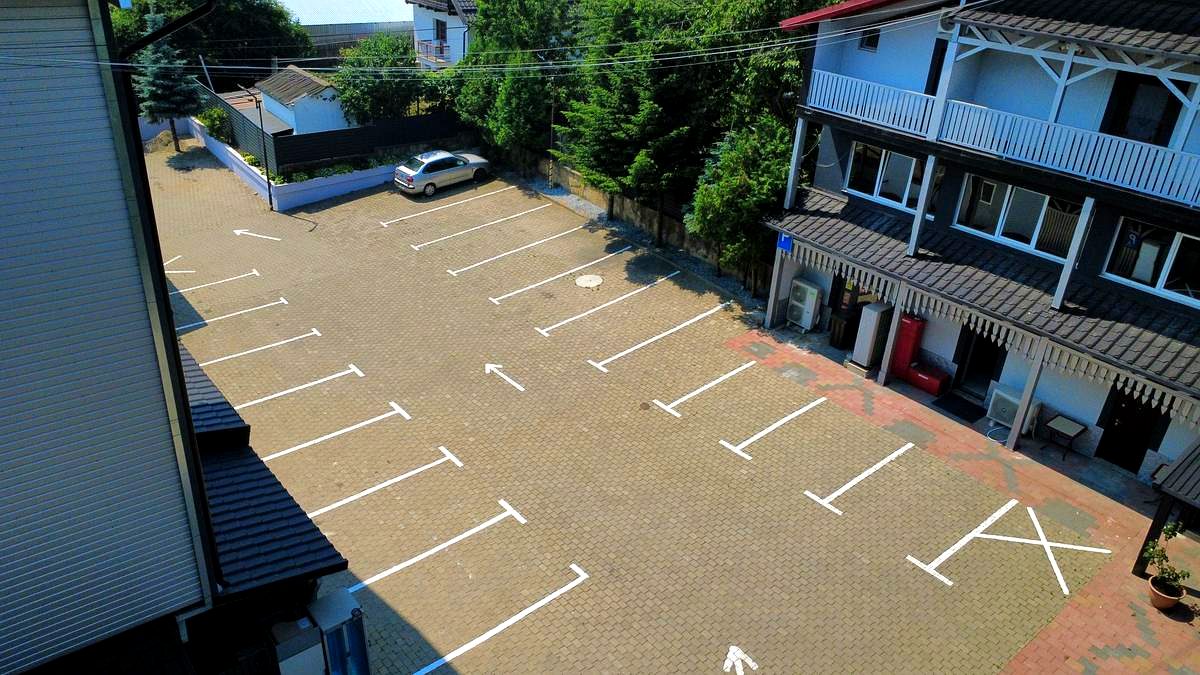 Parcare Hostel Meteora Suceava — locuri marcate