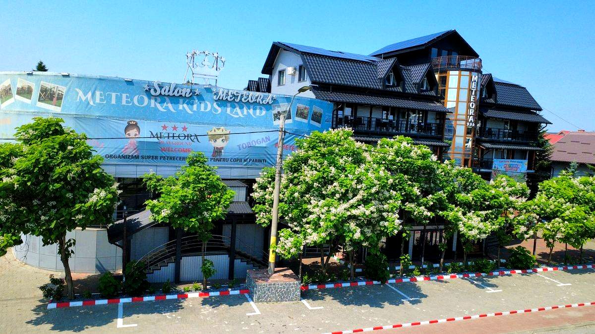 Hostel Meteora Suceava — zonă intrare și parcare