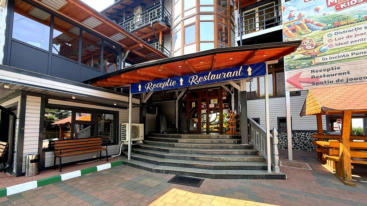 Intrare principală Hostel Meteora Suceava