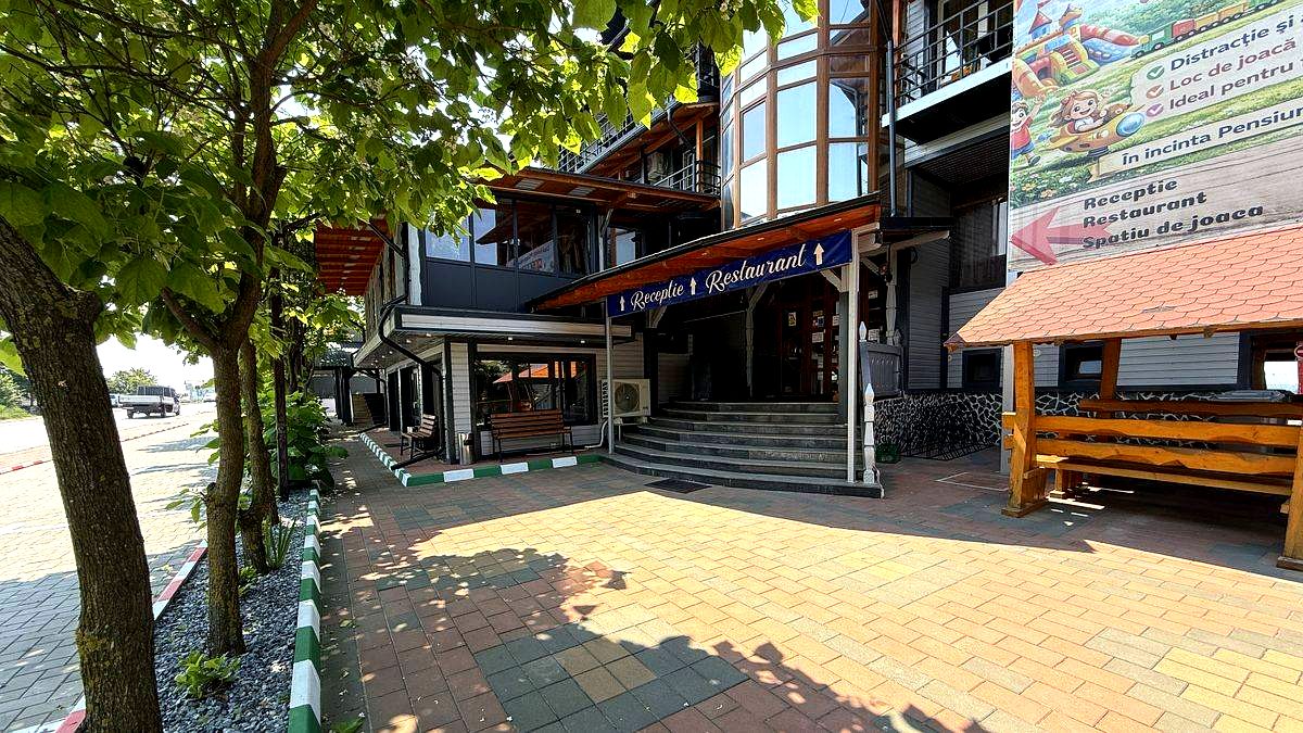 Hostel Meteora Suceava — fațadă și copaci
