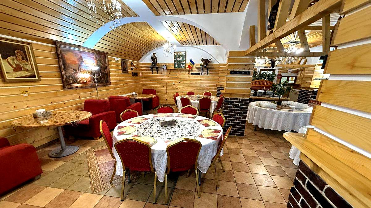 Restaurant Meteora Suceava — interior rustic cu lemn și boltă