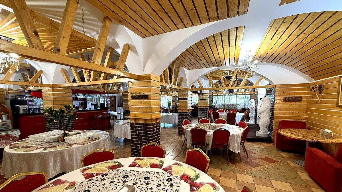 Restaurant Meteora — sfeșnice și decoruri rustice