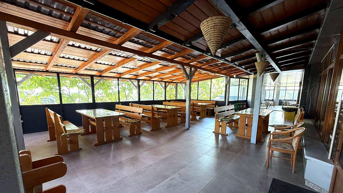 Terasă acoperită restaurant Meteora Suceava — bănci lemn
